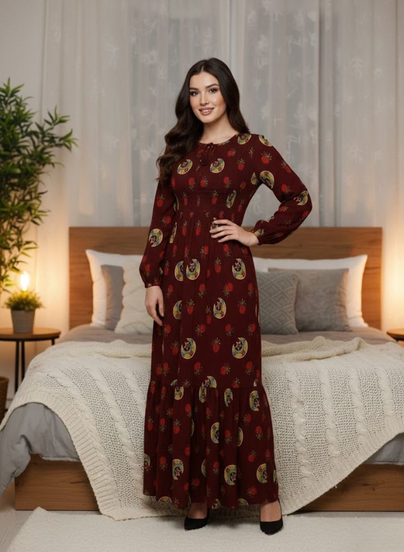 بريميم جلابية نسائية ماكسي بنقشة الفراولة والهلال باللون العنابي - جلابية رمضان - صدر مطاطي مكشكش، أكمام طويلة، قماش كريب ناعم وانسيابي - Image 4